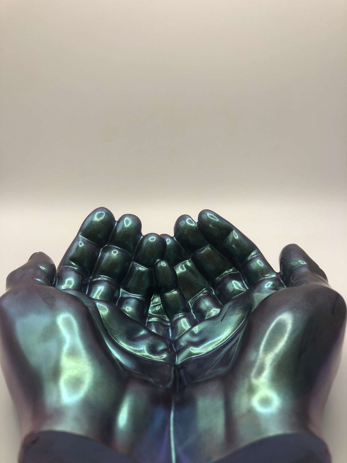 Vide poches forme de mains en résine – Image 4