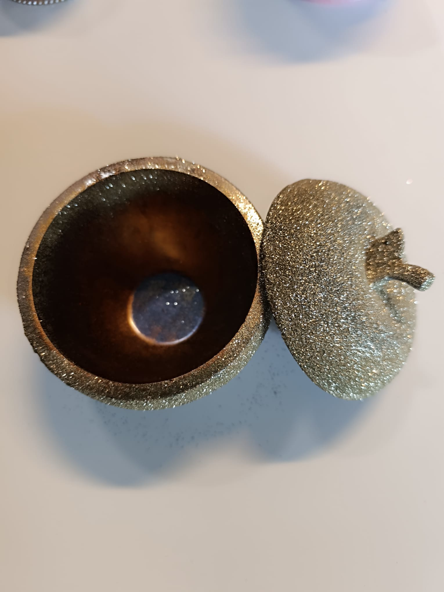 Pomme décorative en résine – Finition pailletée ✨🍎 – Image 2