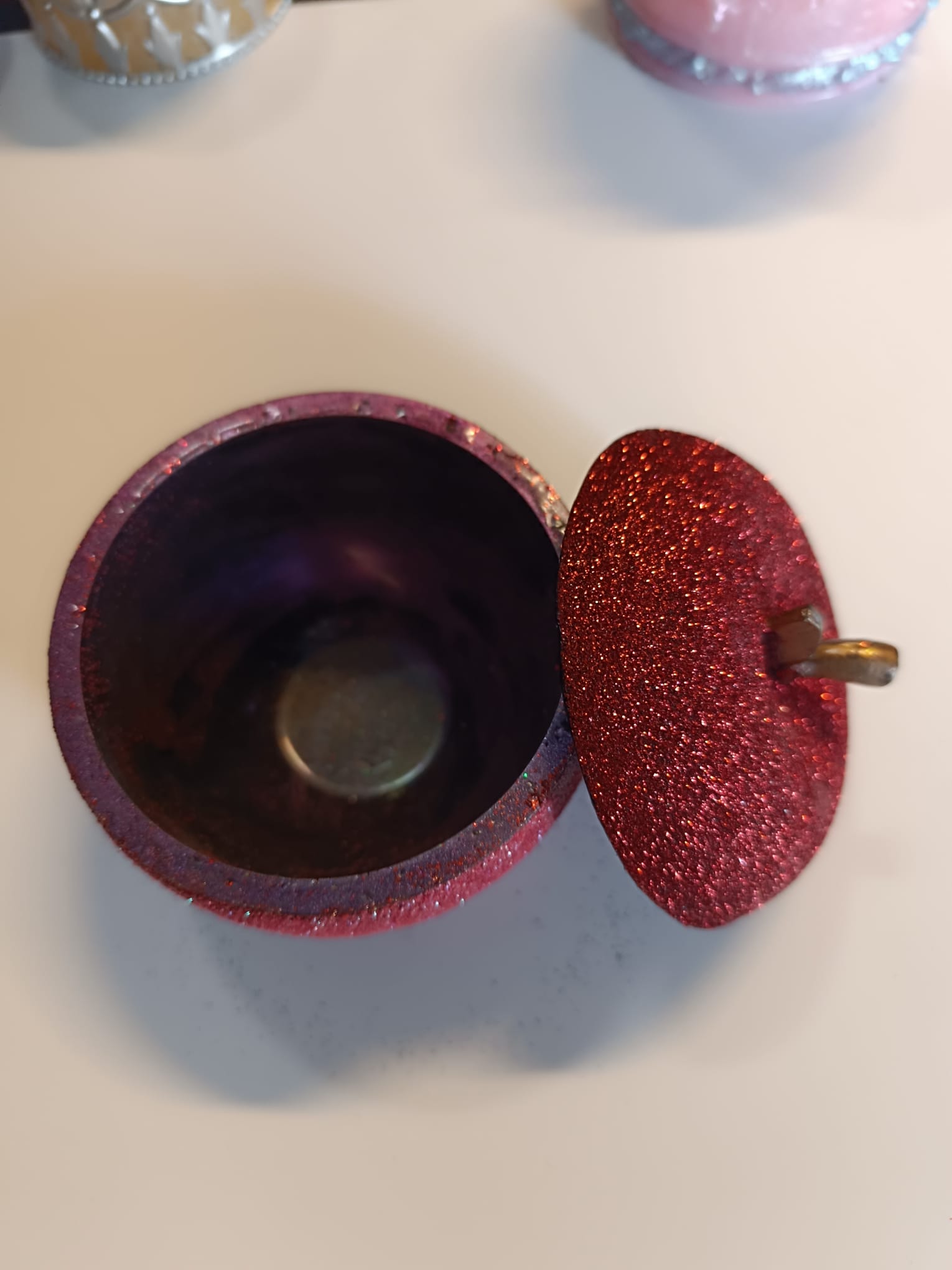 Pomme décorative en résine – Finition pailletée ✨🍎 – Image 4