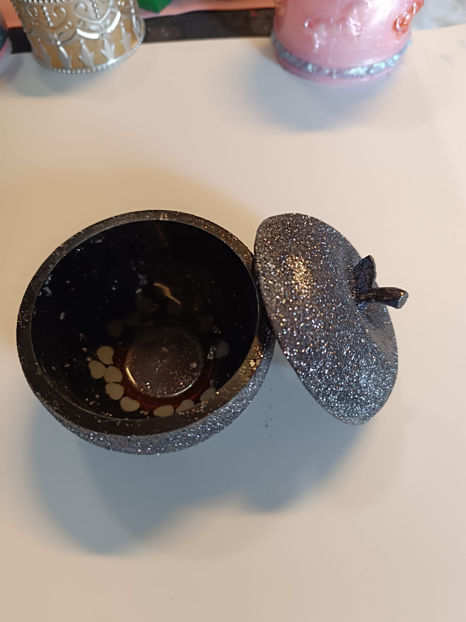 Pomme décorative en résine – Finition pailletée ✨🍎 – Image 6