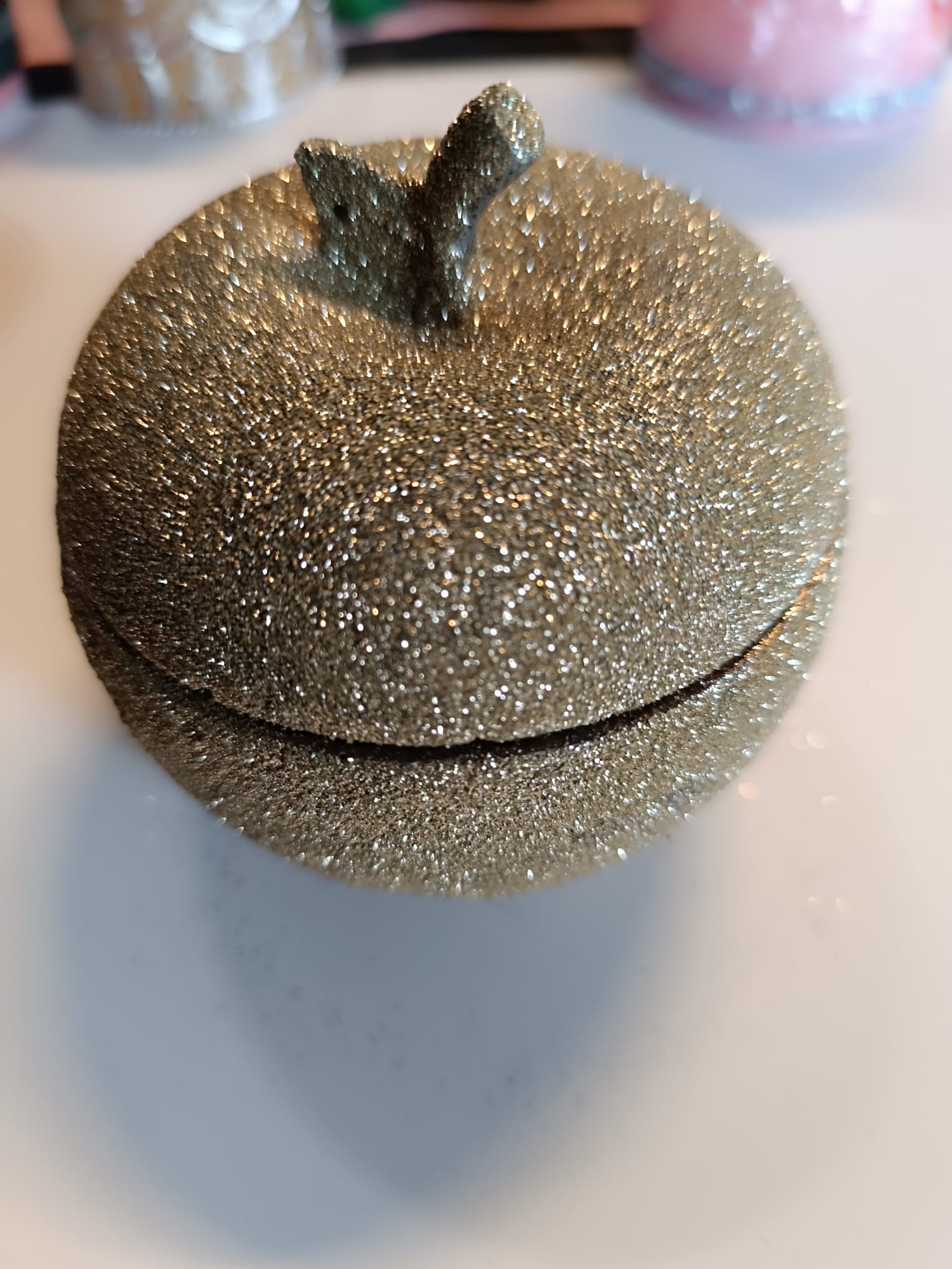 Pomme décorative en résine – Finition pailletée ✨🍎 – Image 3