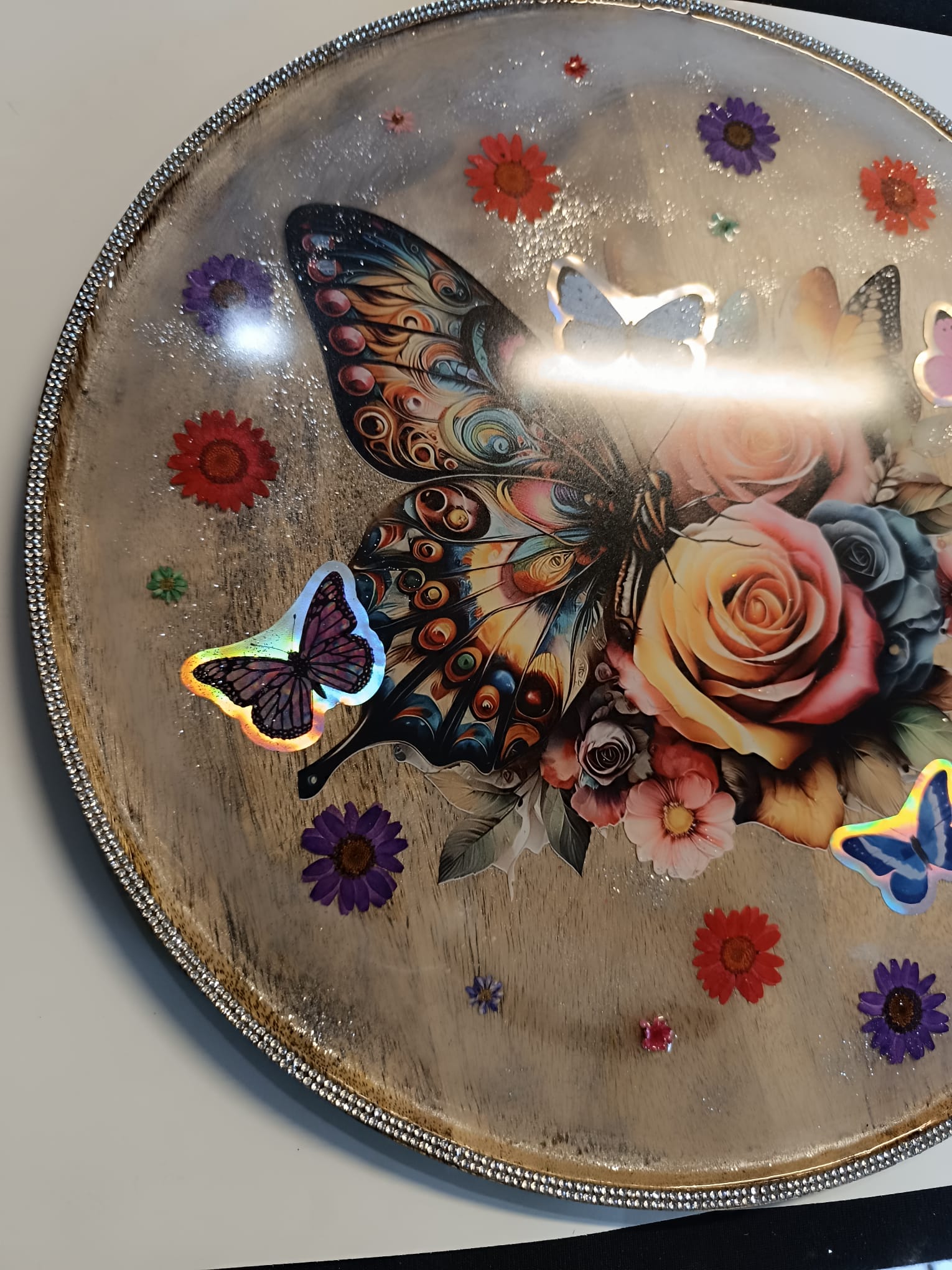 Plateau décoratif en résine – Papillons & Fleurs 🌸 – Image 2