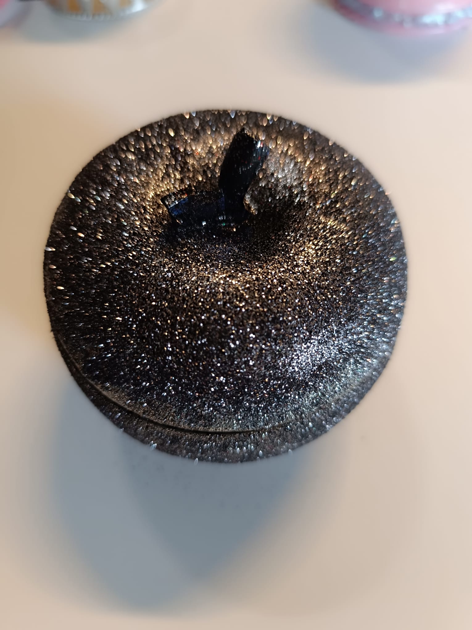 Pomme décorative en résine – Finition pailletée ✨🍎